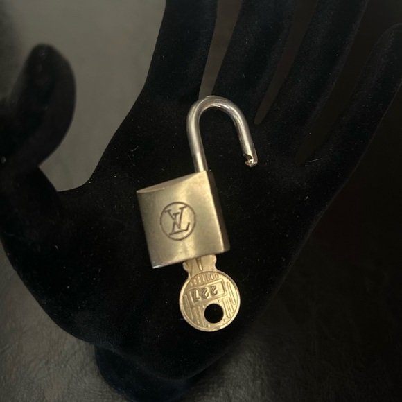 Louis Vuitton 200 series Lock & Key #227 - Picture 6 of 7